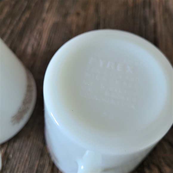 2 Vintage Pyrex White and Brown Floral Design. - Picture 5 of 6